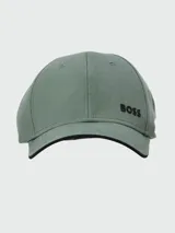Gorro tipo gorra Boss modelo Bold, de color blanco con detalle de la marca en relieve en el lateral frontal.