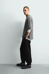 Camiseta boxy fit de algodón color verde militar, con cuello redondo y manga corta.