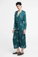 Vestido largo camisero de seda viscosa color verde petróleo con estampado de tigres blancos.