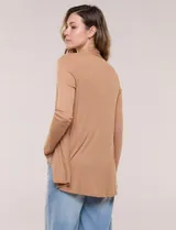 Cárdigan liviano blanco de punto acanalado, confeccionado en viscosa y elastano, con diseño de frente abierto, mangas largas entalladas y silueta fluida.