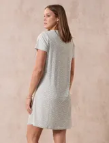 Camisón corto de tejido soft estampado, marca René Rofé. Tiene escote redondo con abertura y mangas cortas.