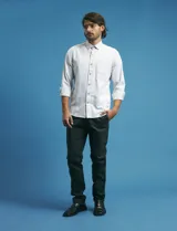 Camisa de manga larga con estampado de rayas verticales finas en tonos gris y blanco. Presenta cuello button-down, bolsillo frontal en el pecho y botones de madera.