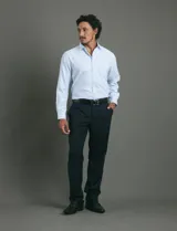 Traje de corte clásico compuesto por saco de dos botones y pantalón de vestir a juego. Diseño tradicional en color negro.