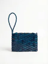 Cartera de mano tipo clutch, color azul, confeccionada con piezas de madera en forma de rombos y manija de cuentas redondas de madera. Cuenta con cierre superior.