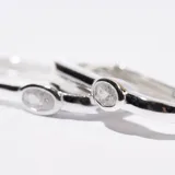 Par de aros plateados con forma rectangular redondeada.