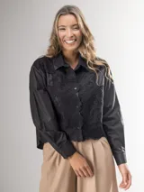 Camisa blanca de manga larga con bordado de encaje en el frente y mangas semi abullonadas.