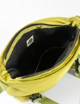 Bandolera amarilla con correa verde regulable, cierre superior con cremallera y bolsillo frontal con cremallera.