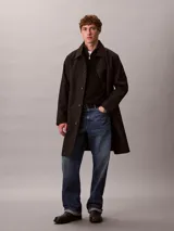 Sweater de punto fino de lana merino, con cuello alto y cierre de media apertura. Presenta mangas largas con puños acanalados y logo de la marca bordado en el pecho.