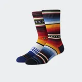 Medias de caña media con diseño de rayas horizontales de colores inspiradas en el sudoeste americano.