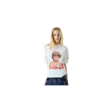 Remera oversize blanca de manga corta, con estampa frontal fotográfica de un niño comiendo y bebiendo, y detalle de marca en la manga.