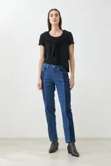 Remera blanca de algodón con escote redondo y mangas cortas.