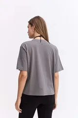 Remera de corte oversize color bordó, con cuello redondo y manga corta. Presenta un aplique frontal en forma de corazón con detalle de volados en el contorno.