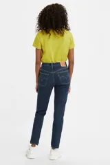 Jeans Levi's modelo 501 Skinny de tiro alto, confeccionados en denim premium selvedge color azul oscuro con efecto desgastado. Presentan corte ajustado en la pierna, bragueta con botones y diseño clásico de cinco bolsillos.