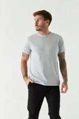 Remera de algodón de corte regular, con cuello redondo, manga corta y logo bordado en el pecho.