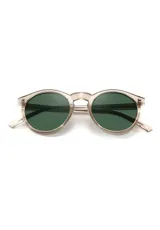 Lentes de sol redondos con montura gris translúcido y lentes verdes. Fabricados con acetato biodegradable y lentes de PMMA reciclado.
