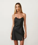 Vestido corto negro sin breteles confeccionado en material sintético con abertura en la pollera.