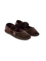 Ballerinas de terciopelo color marrón chocolate, con tira elástica fruncida sobre el empeine y suela de caucho.