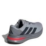 Championes de running Adidas modelo Galaxy 7, color gris con detalles en negro y una franja roja en la entresuela. Presentan capellada de malla transpirable, cierre con cordones y tecnología de amortiguación Cloudfoam en la suela.