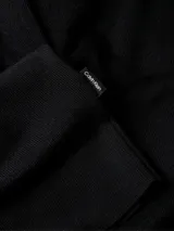Sweater de lana merino color negro, de corte regular y cuello redondo. Presenta puños y dobladillo de punto acanalado, y el logotipo de monograma tonal de Calvin Klein bordado en el pecho.