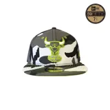 Gorro New Era 59Fifty del equipo de baloncesto Chicago Bulls, color gris con visera azul y logo del equipo bordado en azul en el frente.