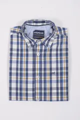 Camisa Mistral de manga larga con corte slim fit, confeccionada en algodón. Presenta un diseño de cuadros en tonos azul, rosa y blanco, con cierre frontal abotonado y logo de la marca bordado en el pecho.