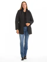 Campera capitoneada de largo midi en color bordó, con diseño de rombos en el cuerpo y mangas, y costuras diagonales en los laterales. Cuenta con cierre frontal, capucha desmontable con interior suave y panel entallado en la cintura.