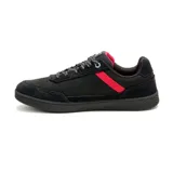Championes Caterpillar modelo Pause Retro, de diseño urbano y minimalista. Presenta una capellada negra que combina cuero y lona, con una franja lateral en color rojo vibrante. Cuenta con cordones jaspeados, suela de goma con textura hexagonal y el logo de la marca en la lengüeta.