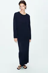 Jersey de punto fino con diseño oversize, cuello redondo y manga larga.