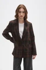 Blazer de corte holgado con diseño a cuadros en tonos marrones y negros. Presenta cuello con solapa, cierre frontal con un botón y bolsillos laterales con solapa.