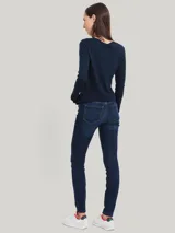 Pantalón de jeans Tommy Hilfiger de corte skinny, color azul oscuro, con diseño de cinco bolsillos, cierre de botón y cremallera, detalles distintivos de la marca y logo en el bolsillo posterior.