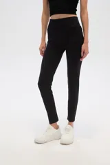 Calza negra de poliamida, tiro alto y corte ajustado.