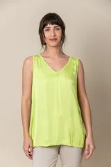 Musculosa de satén color fucsia, con escote en V y diseño holgado sin mangas.