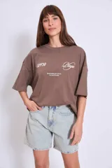 Bermuda de jean celeste claro, corte a la rodilla.