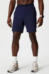 Short de entrenamiento Fabletics, color azul marino, con cintura elástica y diseño deportivo. Cuenta con forro interno, bolsillos laterales y bolsillo oculto.