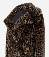 Campera corta de pelo sintético con estampado animal print de leopardo. Presenta un diseño estructurado con cuello amplio y solapas, ideal para un look sofisticado.