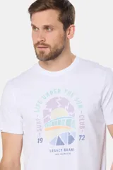 Remera de algodón de calce clásico y cuello redondo, con estampa frontal inspirada en el surf con colores pasteles.