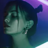 Par de aros colgantes con forma de serpiente.