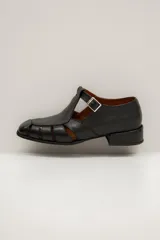 Sandalias Mary Jane de cuero color bordeaux, con diseño de tiras cruzadas, puntera cuadrada y taco bajo.