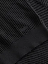 Sweater negro de algodón orgánico con cuello redondo y textura acanalada vertical. Presenta puños y dobladillo con punto canalé.