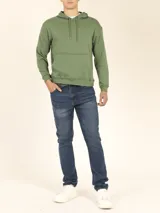 Sweater deportivo con capucha y cordones ajustables, bolsillo canguro frontal. Color verde oliva jaspeado.