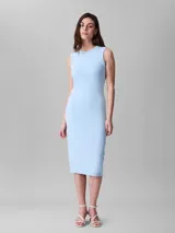 Vestido midi sin mangas de corte ajustado, confeccionado en tejido de punto elástico con cuello redondo y detalle de monograma bordado en el pecho.