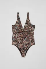 Malla entera de una pieza con escote en V profundo y nudo central en el busto. Presenta un estampado abstracto en tonos tierra, negro y verde menta.