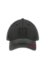 Gorra estilo baseball de color azul con efecto lavado. Presenta un corazón bordado en el panel frontal y la inscripción 'MON AMOUR' en color rosa sobre el ala.