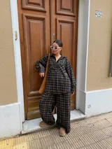 Pantalón de corte recto y holgado, confeccionado en tela de viyela con estampado de cuadros en tonos negro, gris y blanco. Presenta cintura elástica para mayor comodidad.