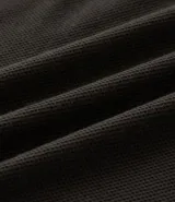 Polo de hombre de manga corta, color beige claro, con cuello mao y tapeta de dos botones.