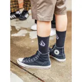 Pack de tres pares de medias tipo caña media, color negro con logo de la marca bordado en blanco en la parte superior y puntera en contraste. Cuentan con soporte en el arco del pie y talón reforzado.