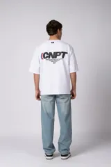 Remera oversize negra de manga corta, con cuello redondo y pequeño estampado frontal con las letras "CNPT".