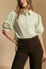 Pantalón negro de corte recto y tiro alto, con caída limpia y estructura en algodón con elastano.