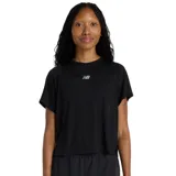 Remera deportiva New Balance modelo Infinity, color negro, de manga corta y cuello redondo, con el logo de la marca estampado en el centro del pecho.