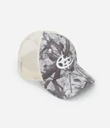 Gorra estilo trucker con panel frontal estructurado en sarga con estampado camuflado y laterales de malla transpirable. Presenta visera curva y ajuste posterior regulable.
